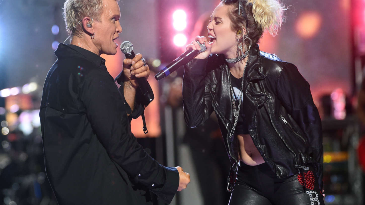 Билли Айдол и Майли Сайрус на музыкальном фестивале в Лас-Вегасе (2016) Билли Айдол и Майли Сайрус на музыкальном фестивале в Лас-Вегасе (2016)