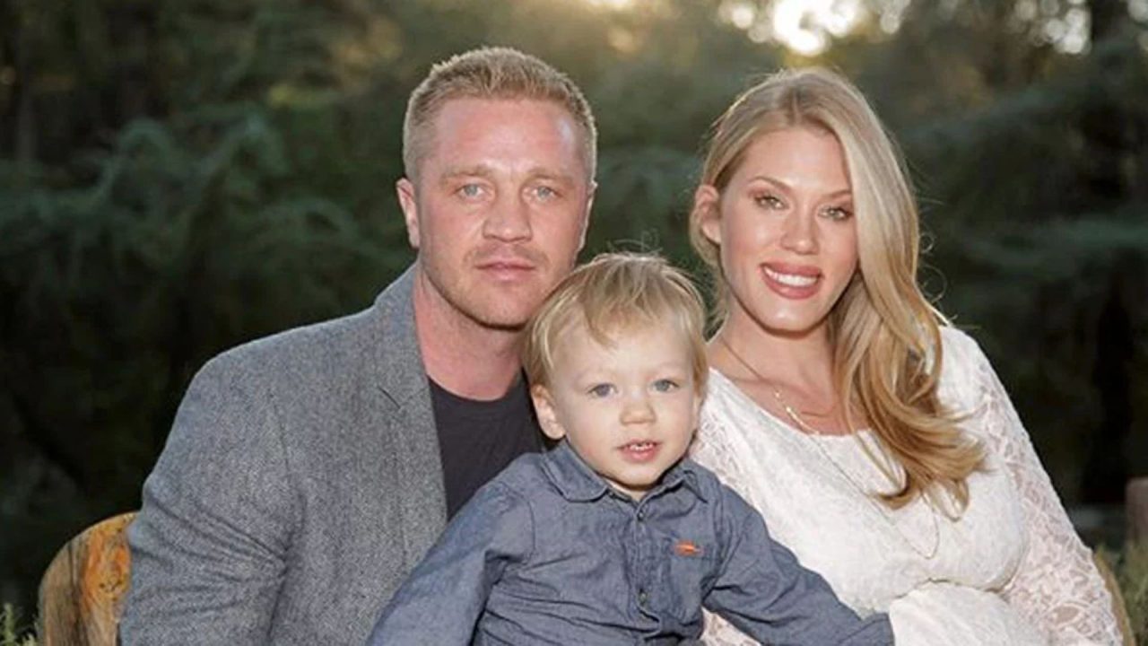 Devon Sawa and Dawni Sahanovitch with their son