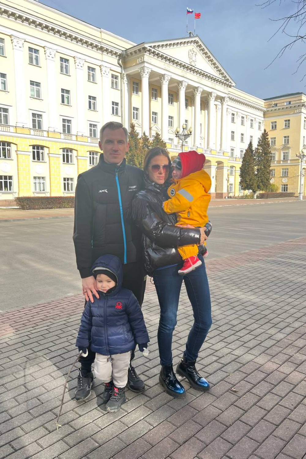 Василий Анохин с женой и детьми
