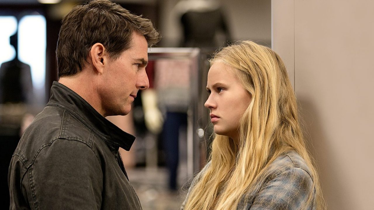 danika-yarosh-and-tom-cruise-in-jack-reacher-never-go-back