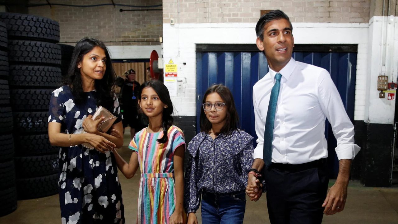 rishi-sunak-with-wife-and-daughters