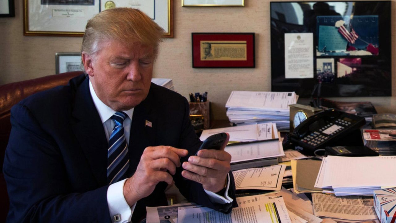 donald-trump-with-a-smartphone