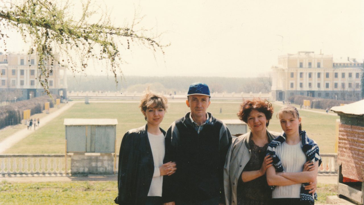 Семья Васютиных в Архангельском, 1999 г.